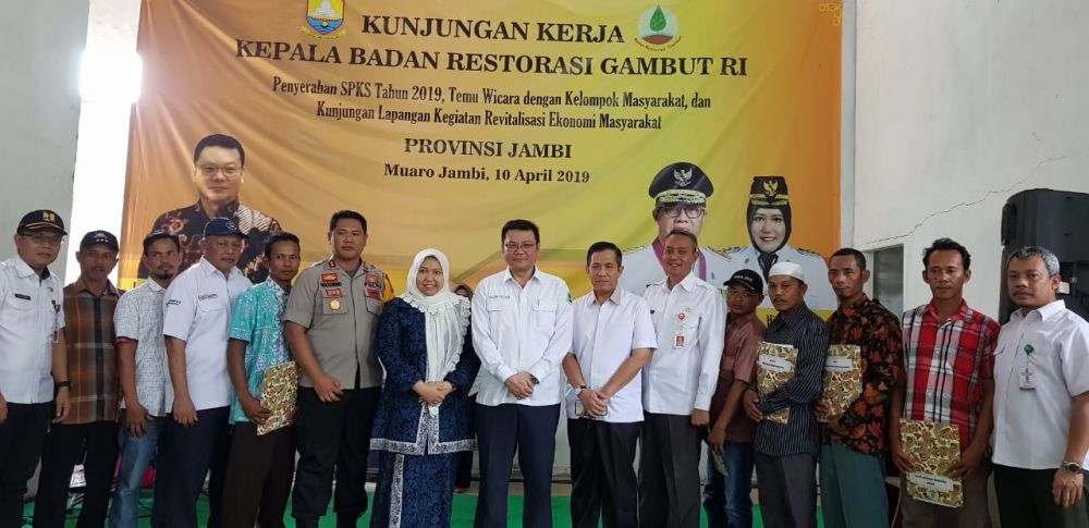 Bupati Masnah foto bersama rombongan Badan Restorasi Gambut (BRG)  RI